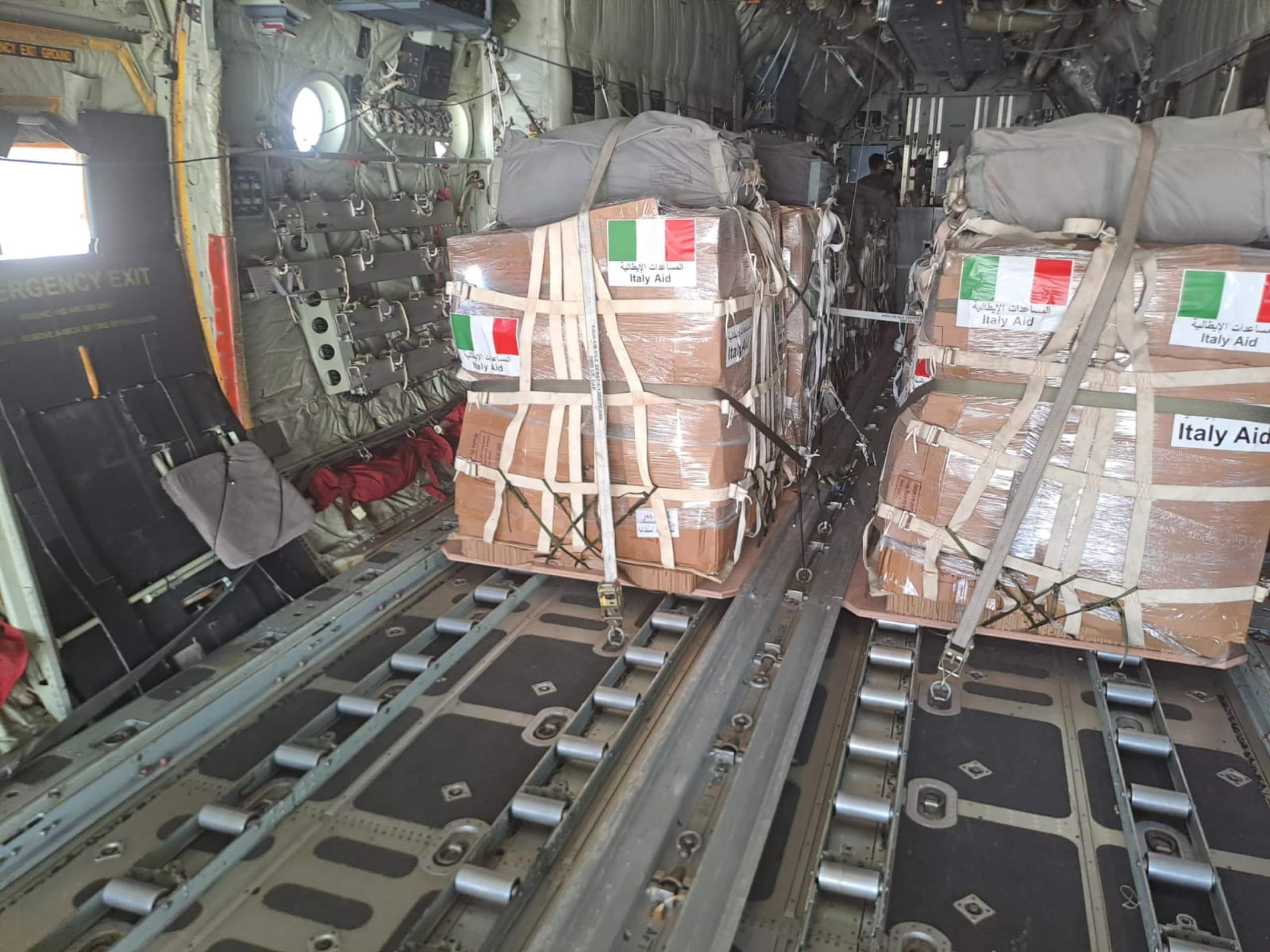 Il primo carico di aiuti umanitari aviotrasportati dall'Italia per Gaza, paracadutato sulla Striscia da un C130 dell'aeronautica militare italiana, 9 agosto 2025. 