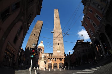 Le due torri di Bologna, Asinelli e Garisenda, in una foto d'archivio del 15 luglio 2017. ANSA / GIORGIO BENVENUTI (torre, torri, generica, italia, bologna, monumenti, simbolo)