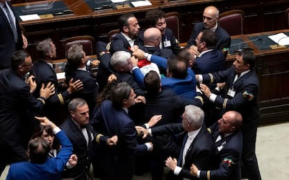 Rissa in Aula, Donno colpito in testa: portato via in carrozzina VIDEO