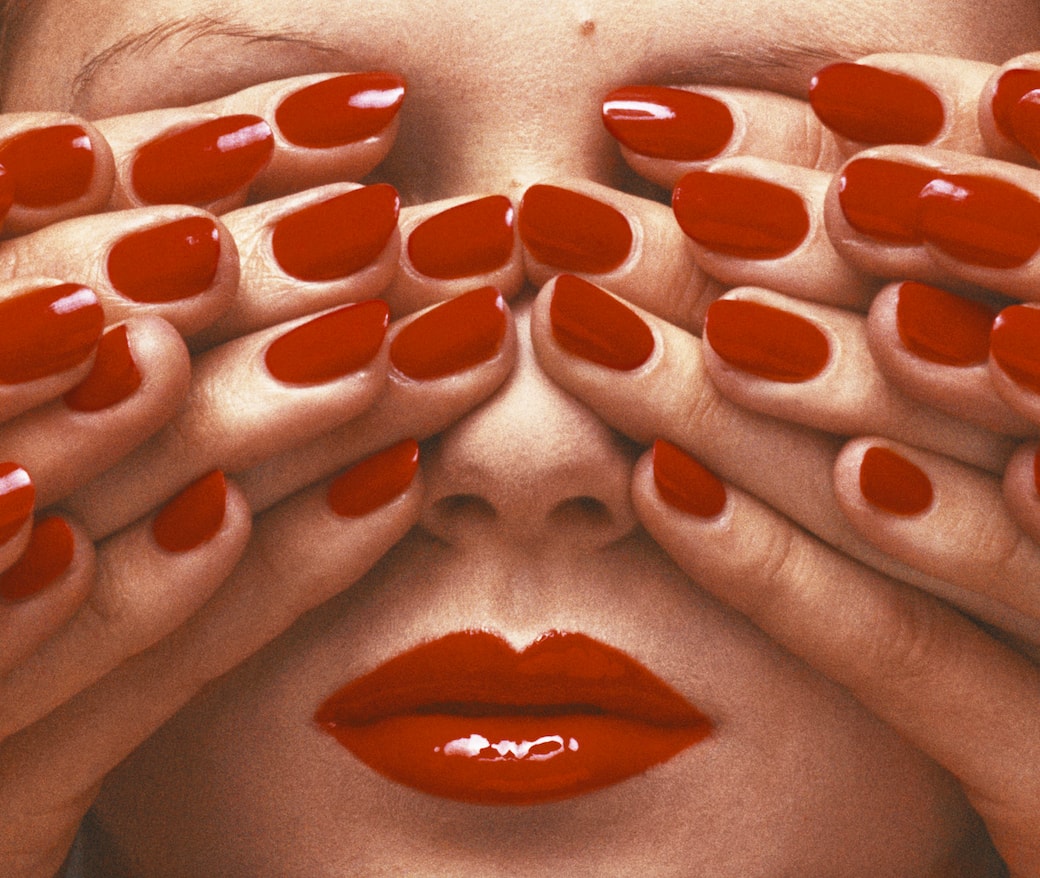 Guy Bourdin, Vogue Maggio (1970). Crediti: Copyright Guy Bourdin, 2025, Courtesy of Louise Alexander Gallery
