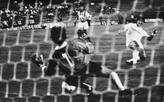 Foggia: coppa "Durum" - Real Madrid batte Foggia 3-1. Nella foto: il gol di Santillana (Real Madrid) al 55'. Foggia, 15 agosto 1987   ARCHIVIO ANSA R 11330\3