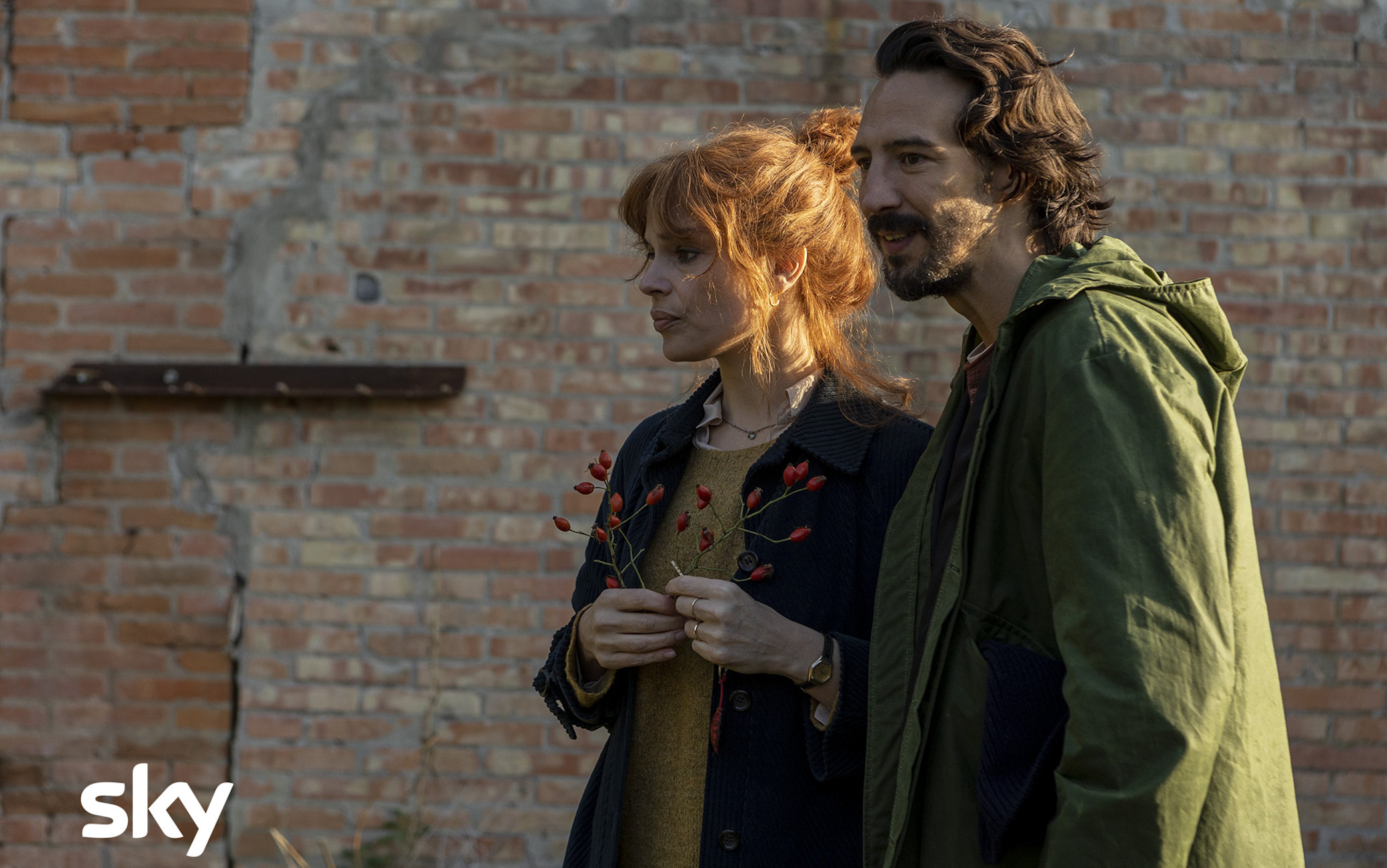 Un amore, il cast della serie tv Sky con Stefano Accorsi e Micaela ...