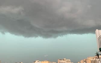 Un forte "tornado" seguito da pioggia e grandine si è abbattuto nel centro storico di Catania causando seri danni anche nelle abitazioni e negli esercizi
commerciali, Catania, 5 ottobre. ANSA