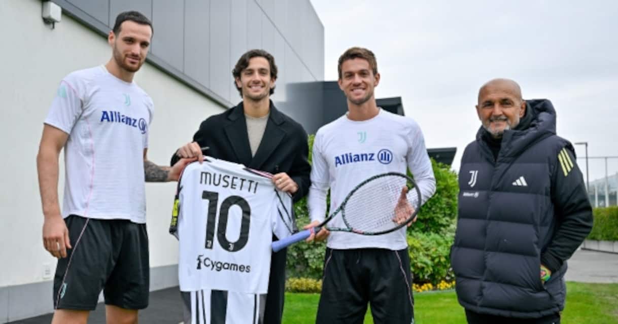 https://static.sky.it/editorialimages/cd6dac40003d2d72434b57c9f704f3510bd7fdb2/skysport/it/tennis/2025/11/14/musetti-juventus-continassa-foto/og_getty_musetti_juventus.jpg?im=Resize,width=1218