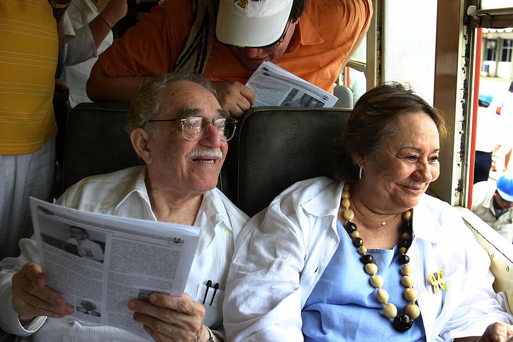 Santa Marta, COLOMBIA: Colombian Nobel Prize for Literature 1982 Gabriel Garcia Marquez (L), sitting in the carriage alongisde his wife Mercedes Barcha, smiles upon arriving at his hometown Aracataca by train 30 May, 2007 in Santa Marta, Colombia. Garcia Marquez didn't visit Aracataca in twenty years.  AFP PHOTO/Alejandra VEGA (Photo credit should read ALEJANDRA VEGA/AFP via Getty Images)