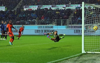 Inter’s Lautaro Martinez scores the goal 0-2 during the Italian Serie A soccer match Atalanta BC vs FC Internazionale at the Gewiss Stadium in Bergamo, Italy, 4 November 2023.
ANSA/MICHELE MARAVIGLIA