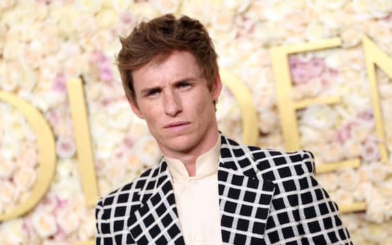 Eddie Redmayne tra il pubblico per le prove del Palio di Siena