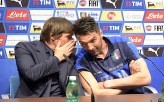 epa05334656 Italy's manager, Antonio Conte (L) and Italy's goalkeeper Gianluigi Buffon (R) speak during a press conference, in Valletta, Malta, on 28 May 2016, prior to their international friendly against Scotland to be played at Ta' Qali national stadium, Malta, on 29 May.  EPA/Ray Attard