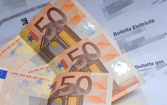 Bolletta della luce con banconote da 50 euro