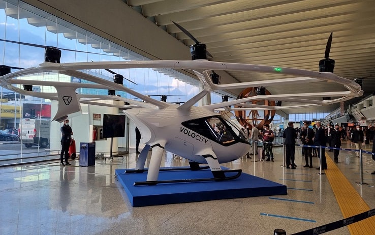 L'Italia si posiziona in prima linea, a livello europeo, per lo sviluppo della mobilità urbana aerea del futuro: nell'aeroporto di Fiumicino arriva l'aerotaxy Volocity, una innovativa macchina del cielo, completamente elettrica, in grado di trasportare merci e persone, 27 ottobre 2021. La nuova tecnologia verra' presentata oggi nell'ambito di un convegno sulla Urban Air Mobility, a cui prenderanno parte rappresentanti del Governo, dell'ENAC, di ADR, Volocopter e Atlantia, le aziende che stanno promuovendo questo pezzo di futuro. L'aerotaxy resterà esposto a Fiumicino fino al 30 ottobre e successivamente arriverà in centro città, a Piazza san Silvestro a Roma, dal 2 al 5 novembre.
ANSA/ TELENEWS