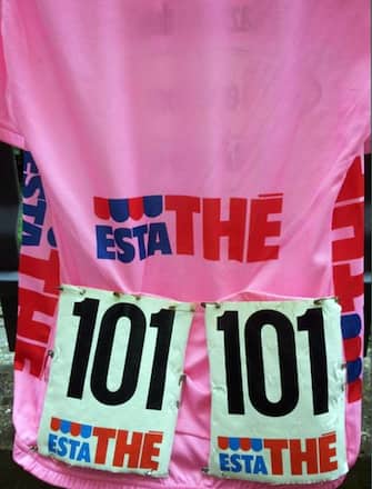 La maglia rosa del Giro d'Italia 1998 di Marco Pantani offerta all'asta a 6 mila euro sul sito di Ebay, Roma, 14 maggio 2014. Al momento zero le offerte. ANSA/EBAY ++ NO SALES, EDITORIAL USE ONLY ++
