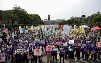 La manifestazione del Primo maggio a Taipei, la capitale di Taiwan