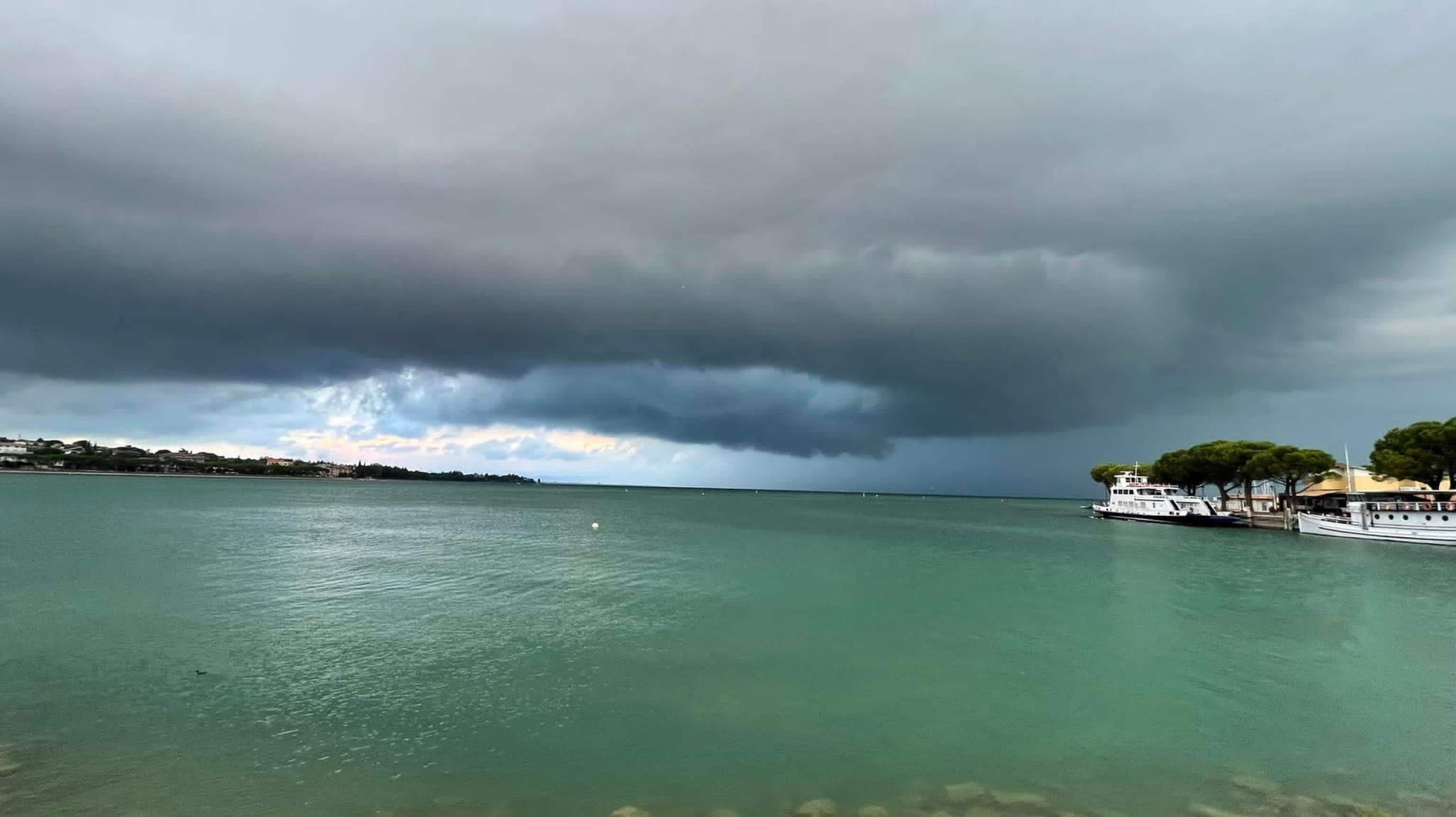 La tromba d'aria che  si è abbattuta sulla parte veronese del Lago di Garda, 8 settembre 2022. 
ANSA/Sandro Benedetti