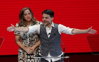 epa10702915 Chefs of Peruvian restaurant 'Central' Virgilio Martinez (R) and Pia Leon (L) celebrate after recieving the World Best Restaurant award during the World's 50 Best Restaurants gala in Valencia, Spain, 20 June 2023. The gala awards the 50 best restaurants and chefs of the world.  EPA/MANUEL BRUQUE