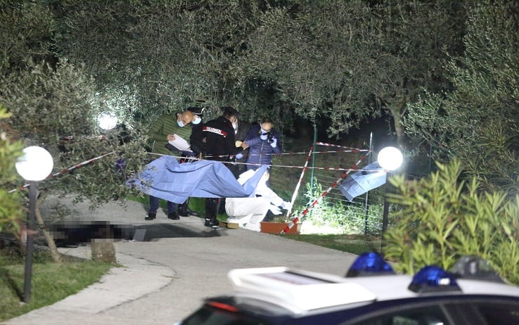 Un uomo è stato ucciso con un colpo di fucile a Santopadre, in provincia di Frosinone, 25 ottobre. Sulla vicenda sono in corso indagini dei carabinieri. Da una primissima ricostruzione si ipotizza che si possa trattare di un tentativo di furto finito in tragedia. Non si esclude che la vittima si sia introdotta per compiere un furto in casa della persona che ha poi sparato.
ANSA/ANTONIO NARDELLI