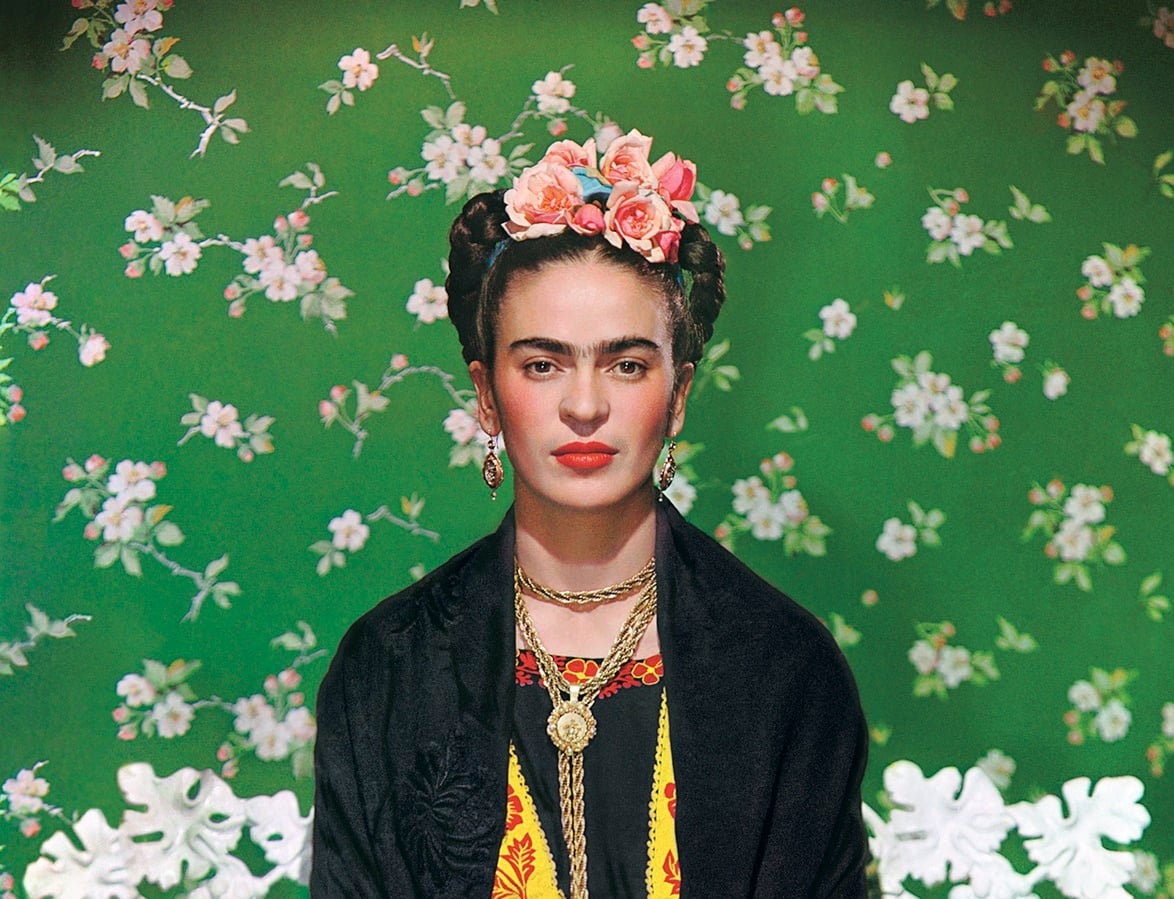 Nicklos-Muray-Frida-Kahlo-on-Bench-5._(1).jpg