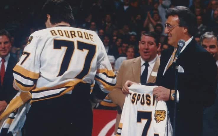 Ray Burque durante la cerimonia in cui venne ritirato il 7 di Phil Esposito