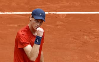 epa11373205 Jannik Sinner of Italy reacts during his Men's Singles 1st round match against Christopher Eubanks of the USA during the French Open Grand Slam tennis tournament at Roland Garros in Paris, France, 27 May 2024.  EPA/YOAN VALAT