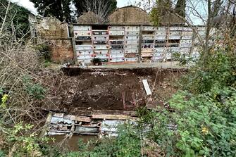 Una ventina di bare e 80 urne sono finite in un torrente in seguito al cedimento di un'ala del cimitero. È accaduto a S. Agata dei Goti, in provincia di Benevento, 19 gennaio 2023. ANSA/ CESARE ABBATEW