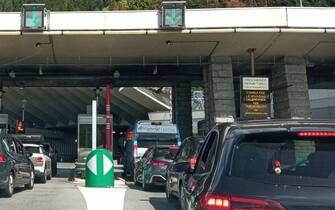 Veicoli in attesa di entrare al Traforo del Monte Bianco da Chamonix (Francia), in direzione di Courmayeur (Aosta), 2 settembre 2023.
ANSA/ THIERRY PRONESTI