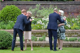 epa09316180 Britain's Prince William, Duke of Cambridge (2-R) and his brother Harry (L) greet their aunts Lady Sarah McCorquodale (2-L) and Lady Jane Fellowes ahead of the a statue they commissioned of their mother Diana, Princess of Wales in the Sunken Garden at Kensington Palace in London, Britain, 01 July 2021, on what would have been her 60th birthday. Diana Spencer, ex-wife of Prince Charles, died in a car accident in Paris, France on 31 August 1997.  EPA/Dominic Lipinski / POOL   NO SALES