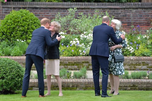epa09316180 Britain's Prince William, Duke of Cambridge (2-R) and his brother Harry (L) greet their aunts Lady Sarah McCorquodale (2-L) and Lady Jane Fellowes ahead of the a statue they commissioned of their mother Diana, Princess of Wales in the Sunken Garden at Kensington Palace in London, Britain, 01 July 2021, on what would have been her 60th birthday. Diana Spencer, ex-wife of Prince Charles, died in a car accident in Paris, France on 31 August 1997.  EPA/Dominic Lipinski / POOL   NO SALES
