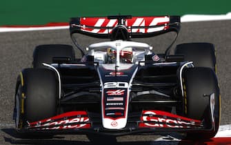 BAHRAIN INTERNATIONAL CIRCUIT, BAHRAIN - FEBRUARY 29: Kevin Magnussen, Haas VF-24 during the Bahrain GP at Bahrain International Circuit on Thursday February 29, 2024 in Sakhir, Bahrain. (Photo by Zak Mauger / LAT Images)
