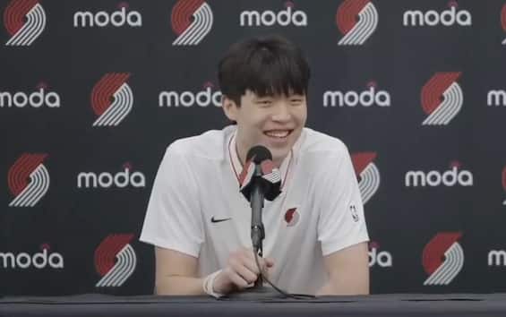 https://static.sky.it/editorialimages/ce593584927fe5adac2967e5ec32f5dbfb741c36/skysport/it/nba/video/2025/06/28/nba-hansen-yang-dormo-mangio-playstation/hansen_portland.jpg?im=Resize,width=565
