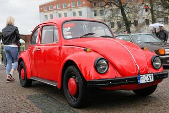 epa10576836 A Volkswagen (VW) 'Beetle' stands among the classic and 'youngtimer' cars on display as automobile enthusiasts participate in this year's first meeting called 'Gorzow Classics in the Evening Time - Opening of the 2023 Season' in Gorzow Wielkopolski, Poland, 16 April 2023 (issued 17 April 2023). Numerous older automobiles from Polish and international brands were shown during the event.  EPA/Lech Muszynski POLAND OUT