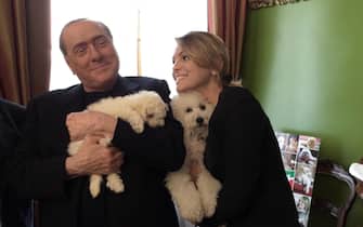 Silvio Berlusconi e Francesca Pascale con i cani Dudu e Dudina, a Milano, 01 giugno 2014.
ANSA/Michela Brambilla-circolodellaliberta- EDITORIAL USE ONLY