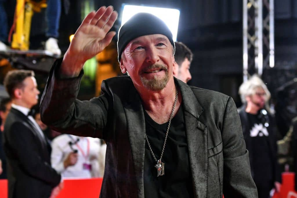 David Howell Evans aka The Edge saluta i fan