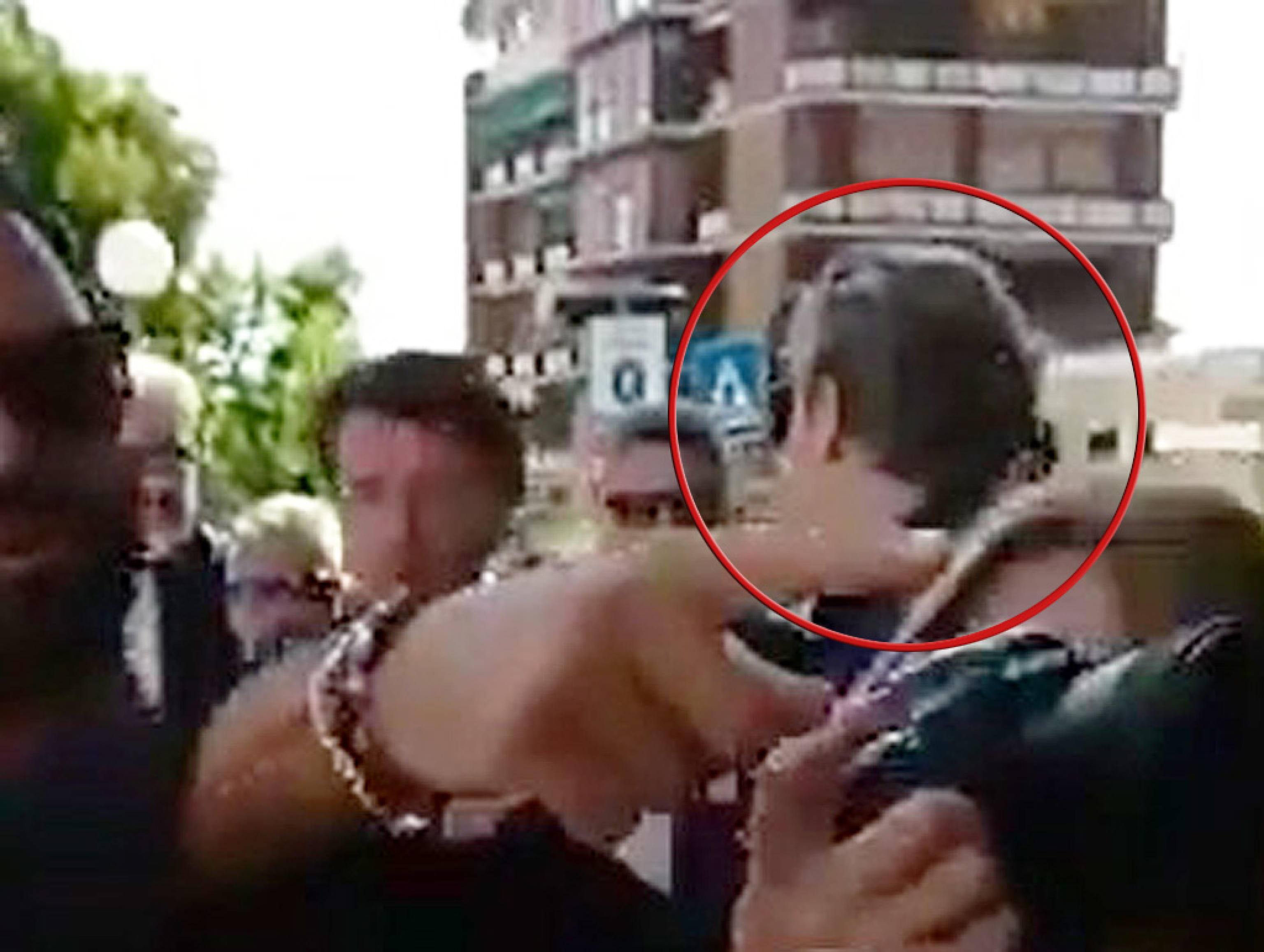 Nella foto, Milani (cerchio rosso) mentre sta per colpire il leader M5s Giuseppe Conte conte milani