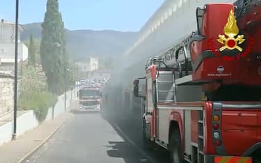 SESTO FIORENTINO (FIRENZE) - Evacuato centro commerciale a Sesto F.no per piccolo incendio.  Fiamme in vano tecnico interrato, nessun ferito. Problema fumi. (FRAME)