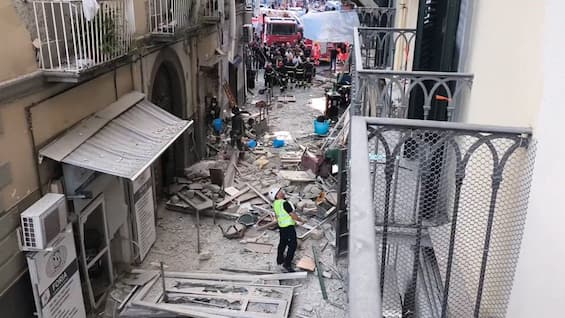Esplosione a Napoli, un morto e 4 feriti Esplosione a Napoli, un morto e 4 feriti