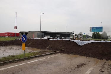 La barriera di terra costruita per contenere l acqua a Fornace Zarattini, nella periferia ovest di Ravenna, 20 maggio 2023. ANSA/ GIANLUIGI BASILIETTI