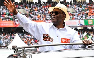 Ivory Coast President Alassane Ouattara gestures as he arrives at the Ebimpe Olympic Stadium for a meeting on June 22, 2025 in Abidjan. Ivorian President Alassane Ouattara continues to maintain suspense in Côte d’Ivoire: he announced on Sunday that he would make a decision "in the coming days" regarding his candidacy in the October presidential election to seek a fourth term as head of the country.
His response was highly anticipated on Sunday by tens of thousands of supporters during a major rally in Abidjan, following his party's nomination of him as a presidential candidate the day before. (Photo by Sia KAMBOU / AFP)