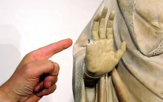 incidenti danneggiamenti opere d'arte