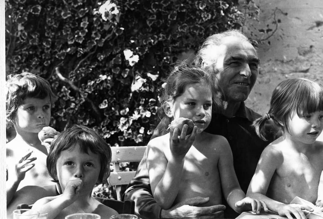 Robert_Doisneau_et_ses_petits_enfants_Sonia_Alexandre_Marie_Cle╠ümentine_Buthiers_e╠üte╠ü_1978_HD.jpg