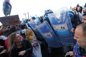 Scontri con le forze dell'ordine in assetto antisommossa si sono verificati durante il corteo di una trentina di giovani che protestano per la presenza a Napoli di Roberto Vannacci, Napoli, 02 maggio 2024. ANSA/CESARE ABBATE