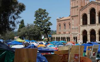 epa11313576 Pro-Palestinian protesters set up tents in an encampment on the campus of University of California Los Angeles (UCLA) in Los Angeles, California, USA, 01 May 2024. Nationwide protests have sprung up across the country on school campuses, many calling for institutions to divest investments in Israel and in support of a ceasefire in the Gaza conflict.  EPA/CAROLINE BREHMAN