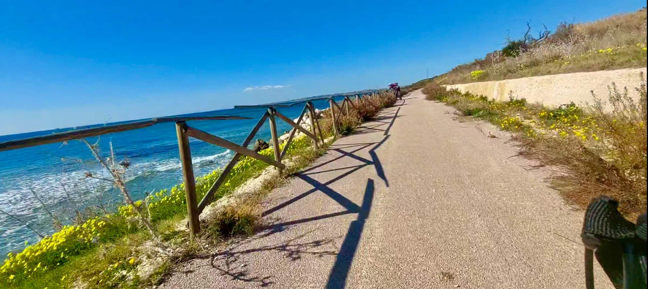 La pista ciclabile sul mare tra Menfi e Sciacca nell'agrigentino