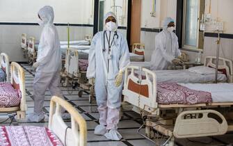 epa10379090 Indian health workers wearing personal protective equipment (PPE) participate in a mock drill for Covid-19 preparedness at the JJ hospital in Mumbai, India, 27 December 2022. Nationwide mock drills are conducted across various covid hospitals in the country to check preparedness of the hospitals, to make sure the people will get proper treatment.  EPA/DIVYAKANT SOLANKI