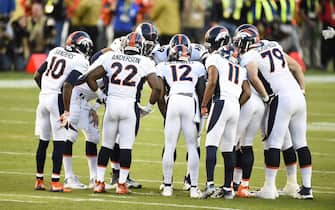 epa05148804 Denver Broncos huddle up during the first quarter of the NFL's Super Bowl 50 between the AFC Champion Denver Broncos and the NFC Champion Carolina Panthers at Levi's Stadium in Santa Clara, California, USA, 07 February 2016.  EPA/LARRY W. SMITH