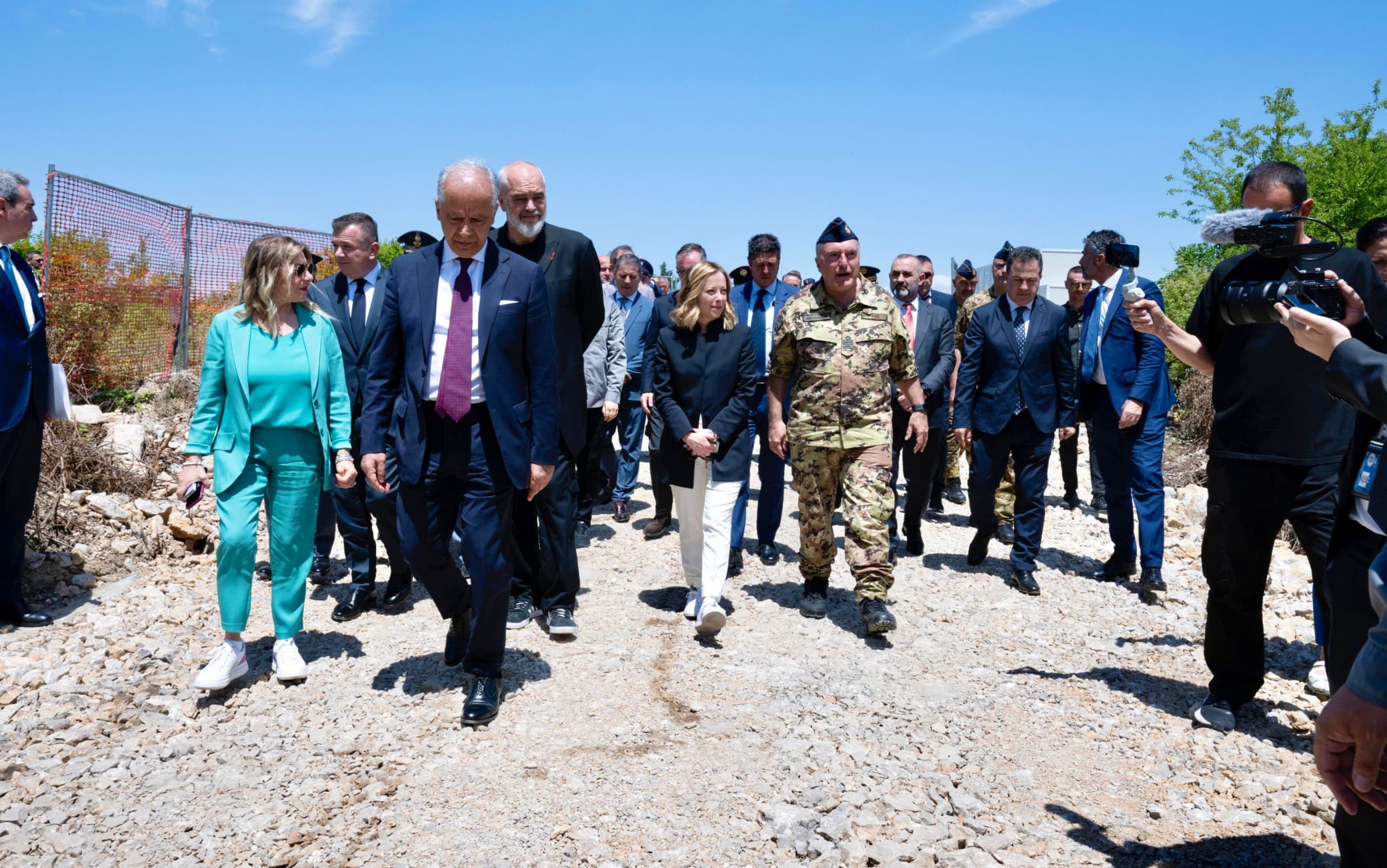 La premier Giorgia Meloni, il ministro dell'Interno Matteo Piantedosi e il primo ministro albanese Edi Rama al porto di Shengjin per la visita all'hospot