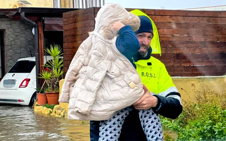 L'intervento di salvataggio durante l'esondazione del Sarno