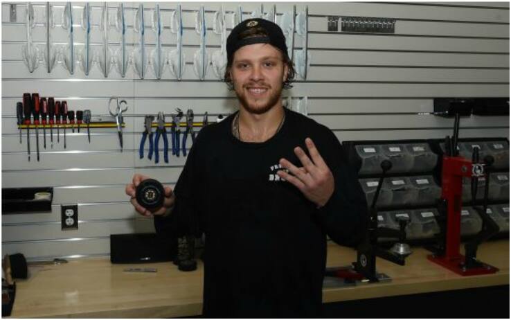 James Neal celebra il suo speciale primato di "hat trick" James Neal celebra il suo speciale primato di "hat trick"