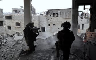 Aerei israeliani hanno colpito la scorsa notte la casa a Gaza di Ismail Haniyeh, capo dell'Ufficio politico di Hamas. Lo ha fatto sapere l'esercito, secondo cui la casa "era usata come infrastruttura del terrore e spesso ha ospitato riunioni dei leader di Hamas per dirigere atti terroristici contro civili e militari israeliani". L'esercito ha aggiunto che nella presa del campo profughi di Shati i soldati hanno localizzato e distrutto un deposito di armi della forza navale di Hamas "contenente attrezzatura subacquea, ordigni esplosivi e armi". +++ ISRAEL DEFENSE FORCES +++ NPK +++