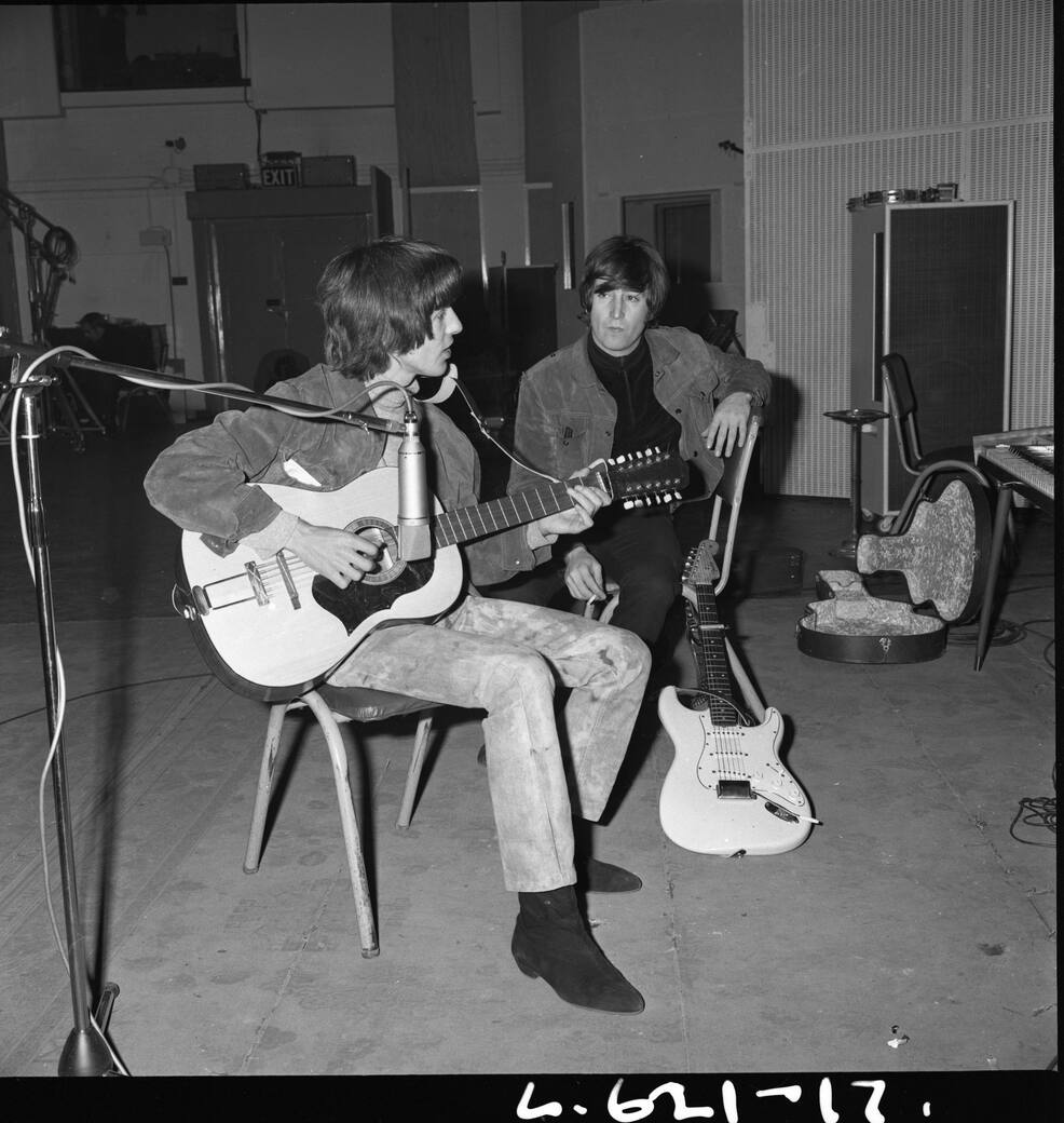 George_Harrison_with_John_Lennon_Framus_12_credit_Beatles_Book_Photo_Library_L621017.jpg