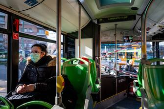 Coronavirus - Sugli autobus ATM dei cartelli invitano i passeggeri a non utilizzare la porta davanti, per tutelare gli autisti dei mezzi