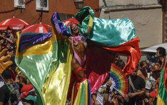 epa11140350 The Carmelitas carnival troupe parades through the streets of the Santa Tereza neighborhood at the beginning of the carnival in Rio de Janeiro, Brazil, 09 February 2024.  EPA/Antonio Lacerda